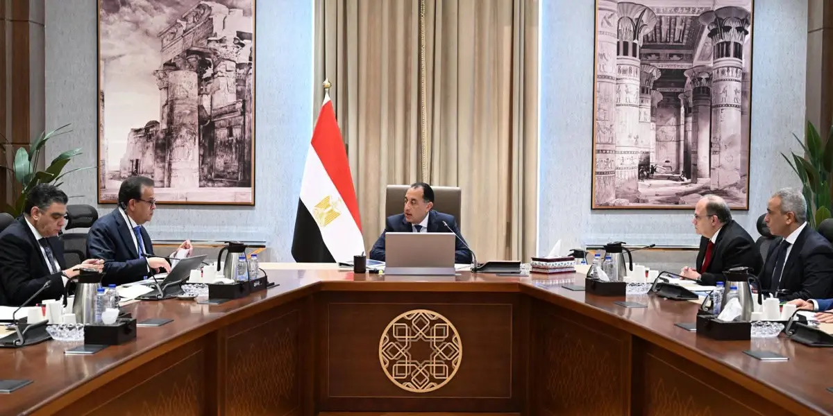 رئيس الوزراء يتابع موقف توافر المستحضرات الدوائية والخامات الفعالة بالسوق المصرية للدواء