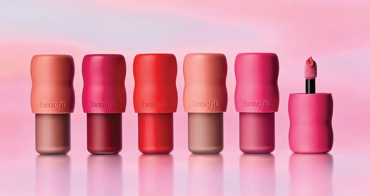 هذا الربيع البلاشر ليس لوناً بل تأثيراً مع Benefit Cosmetics!