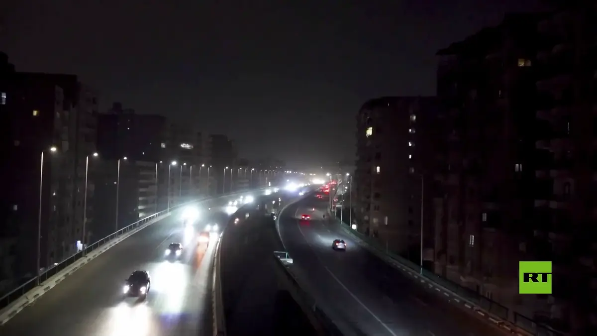 شوارع القاهرة غارقة بالظلام بعد قرار الحكومة المصرية تقنين استخدام الطاقة ليلا بسبب الحرب ضد إيران