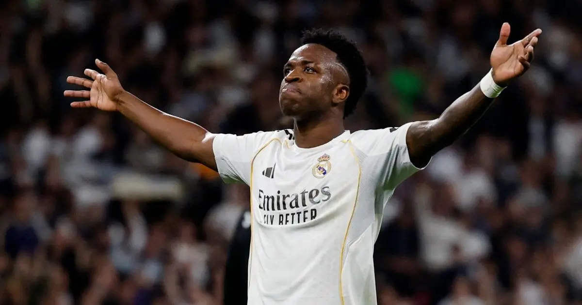 فينيسيوس يمدح زملاءه في ريال مدريد بعد الفوز على أتلتيكو