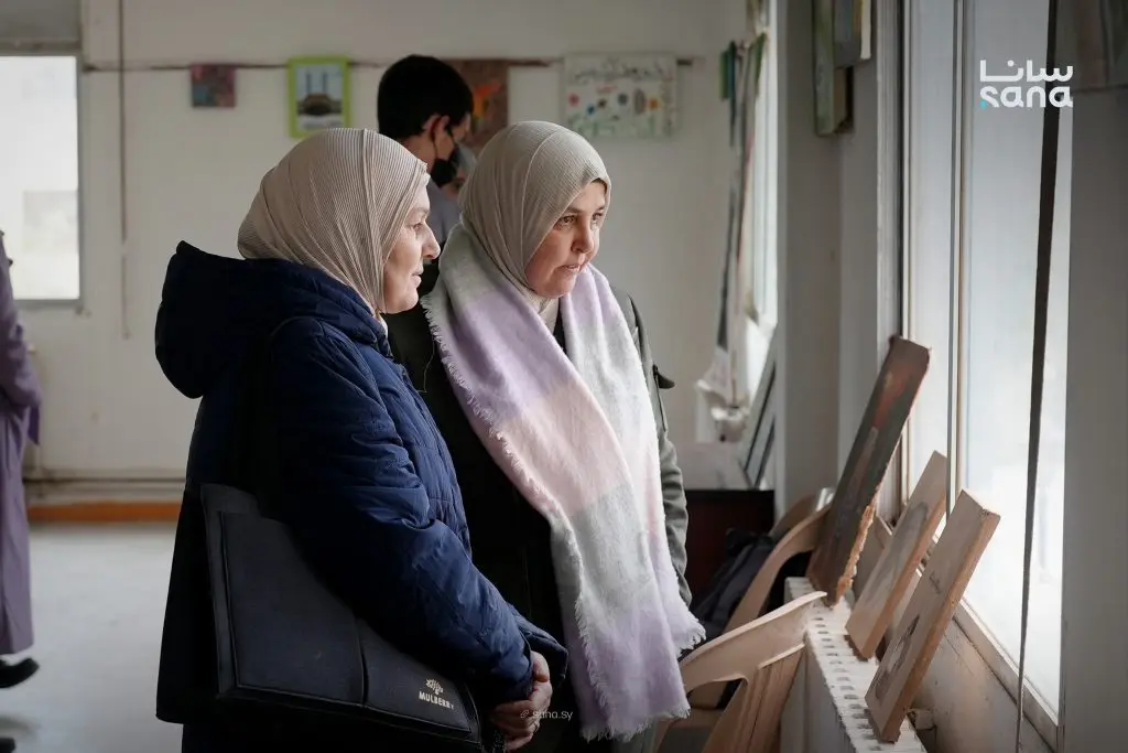 معرض تشكيلي في القصير بحمص يبرز مواهب محلية ضمن أسبوع الخط العربي والرسم