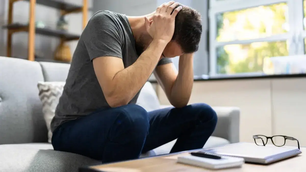 «ضباب الدماغ» يبدأ من يومك... عادات صغيرة تُشوِّش ذهنك