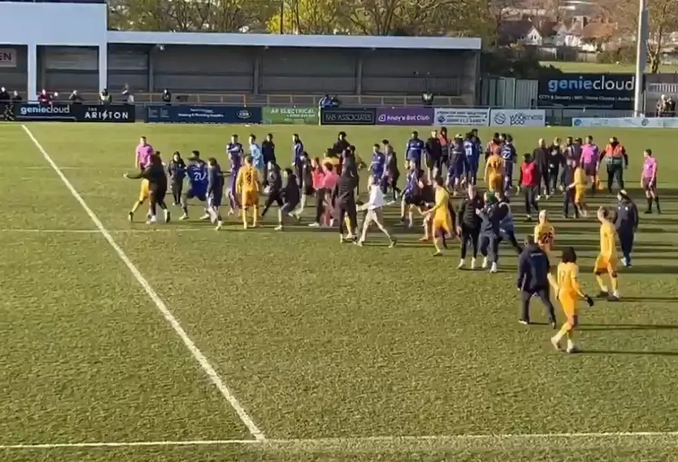 فوضى عارمة.. شجار عنيف بين لاعبي فريقين (فيديو)