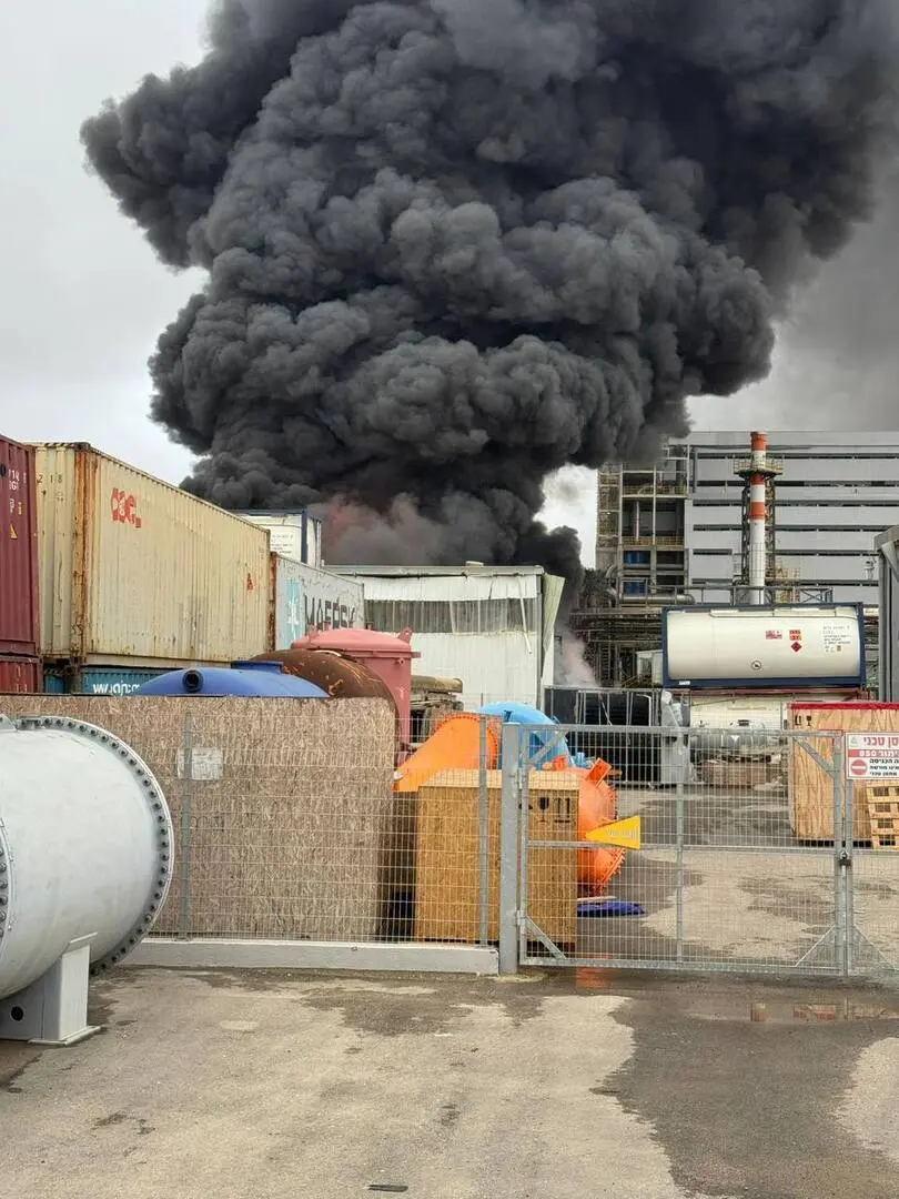 استنفار بالنقب لاحتواء تسرب مادة خطرة بعد ضرب منشأة كيميائية بصاروخ إيراني