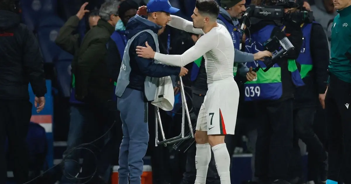 نيتو يعتذر "30 مرة" لجامع كرات بعد دفعه في مباراة سان جيرمان