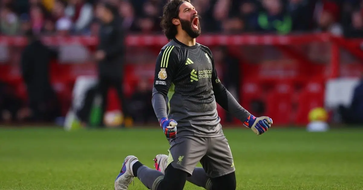 سلوت يكشف موعد عودة أليسون حارس ليفربول للملاعب