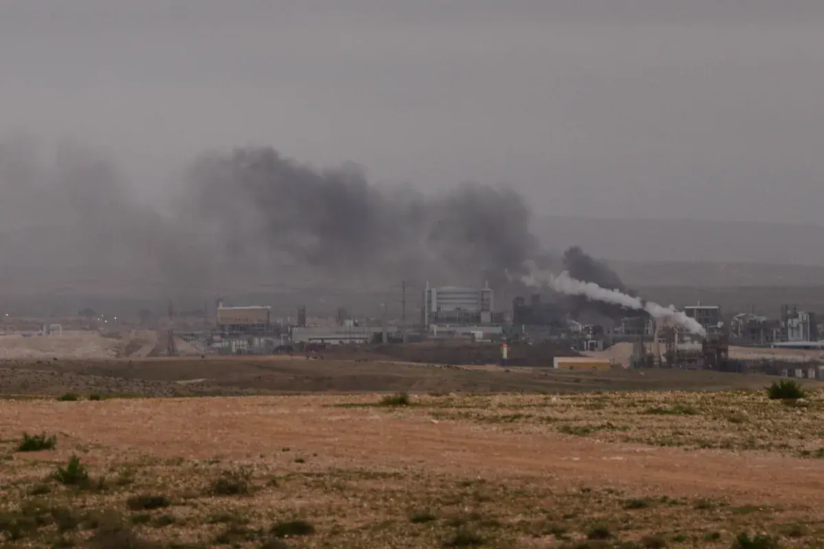 احتراق مجمّع صناعي جنوب إسرائيل جراء إصابته بصاروخ إيراني