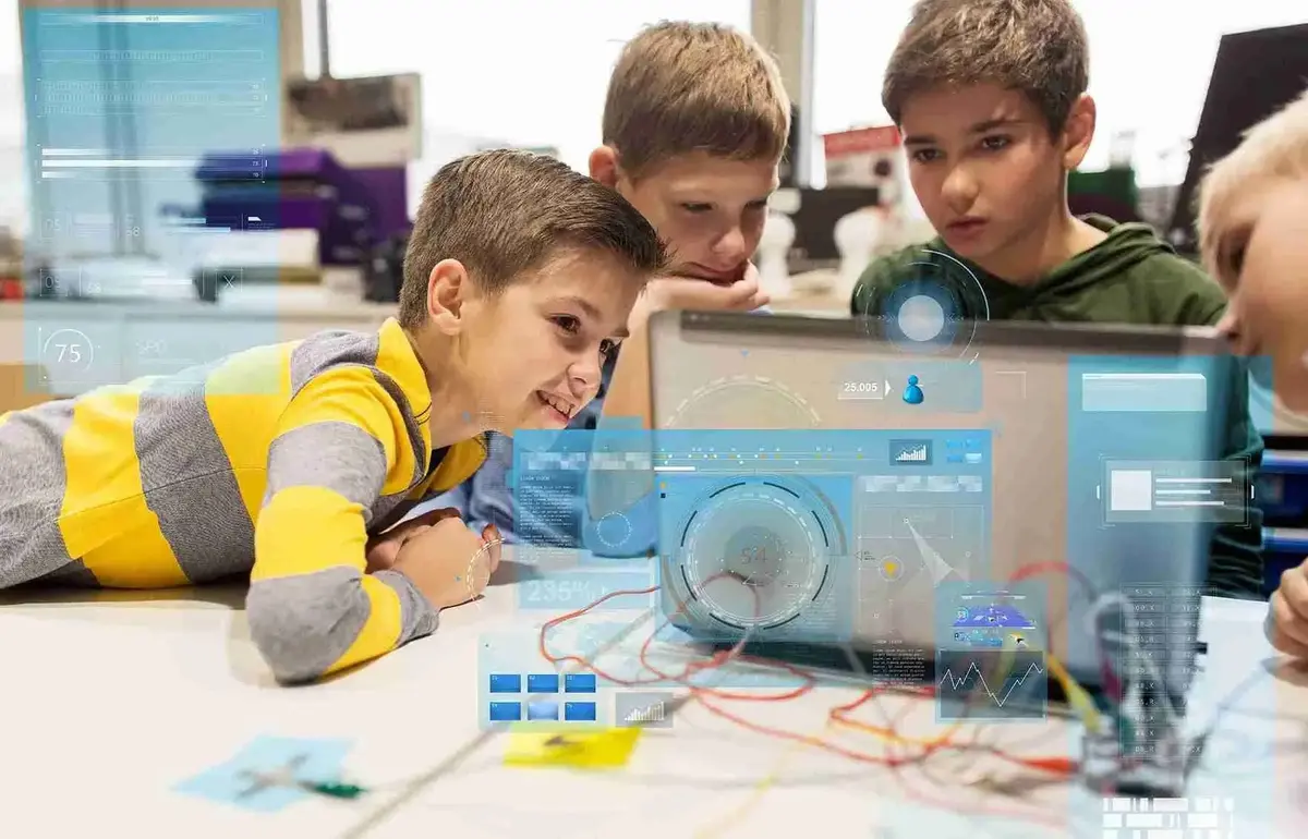 هاشتاق عربي - هل نحمي أطفالنا أم نعدهم للـ"المستقبل الرقمي"