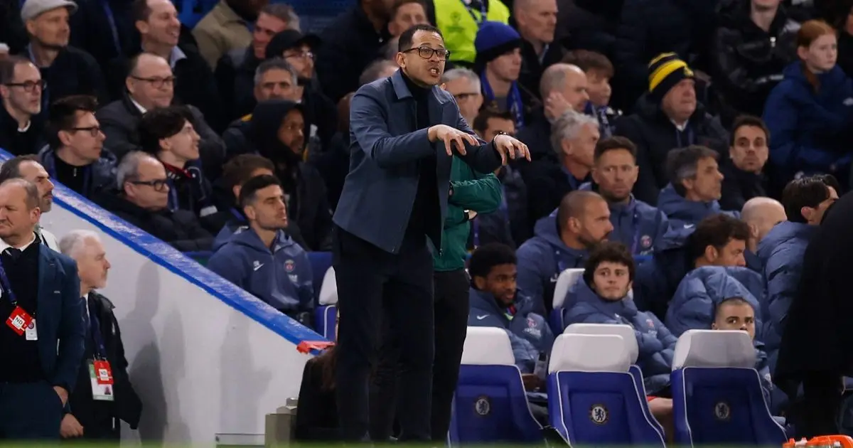 روسينيور يرد على السخرية من "ورقة التعليمات" بعد تأخر تشيلسي بـ8 أهداف