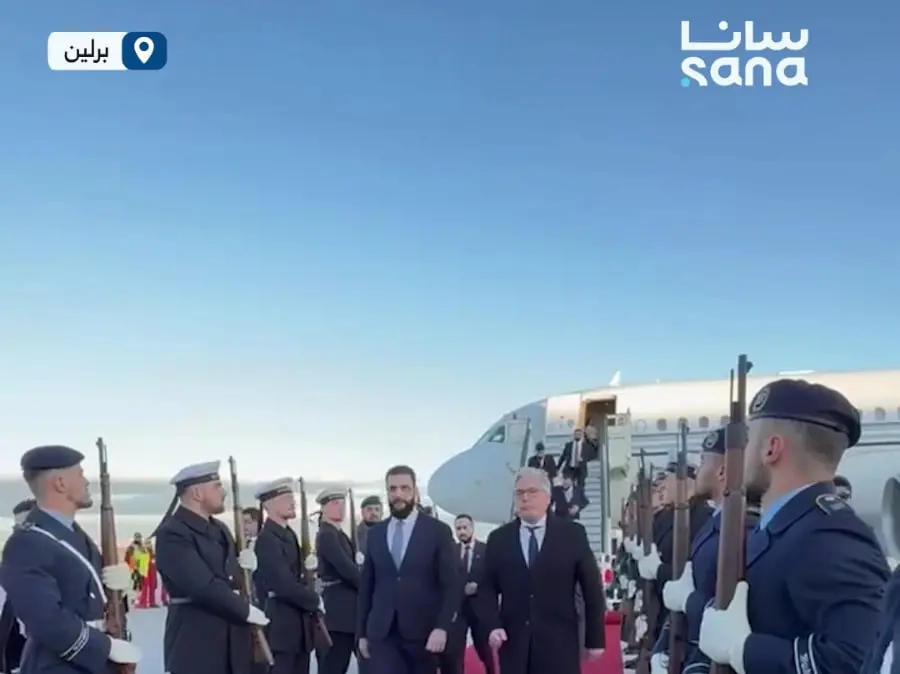 لحظة وصول الرئيس أحمد الشرع إلى العاصمة الألمانية برلين برفقة وفد وزاري