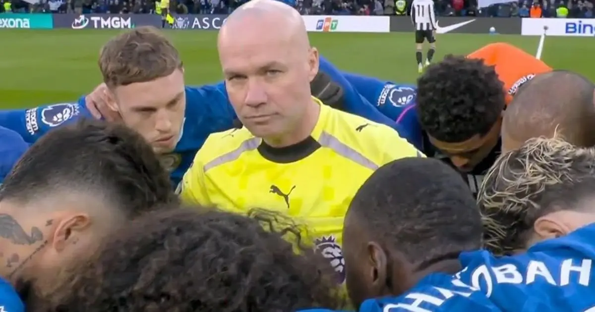 أغرب لقطة بالدوري الإنجليزي.. لماذا أحاط لاعبو تشيلسي بالحكم في دائرة؟