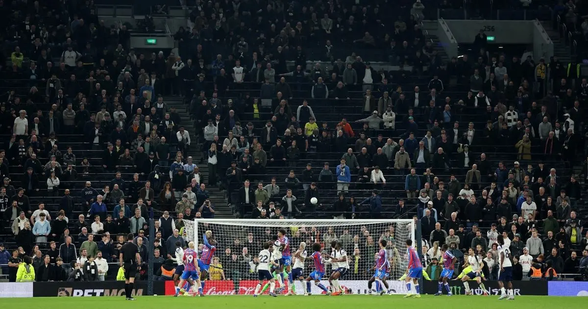 تحسباً للهبوط.. توتنهام يغيّر موعد شراء تذاكر الموسم