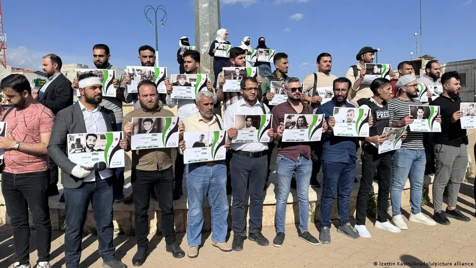 "ترخيص أم تضييق"؟.. جدل بعد حظر منصات إعلامية في سوريا