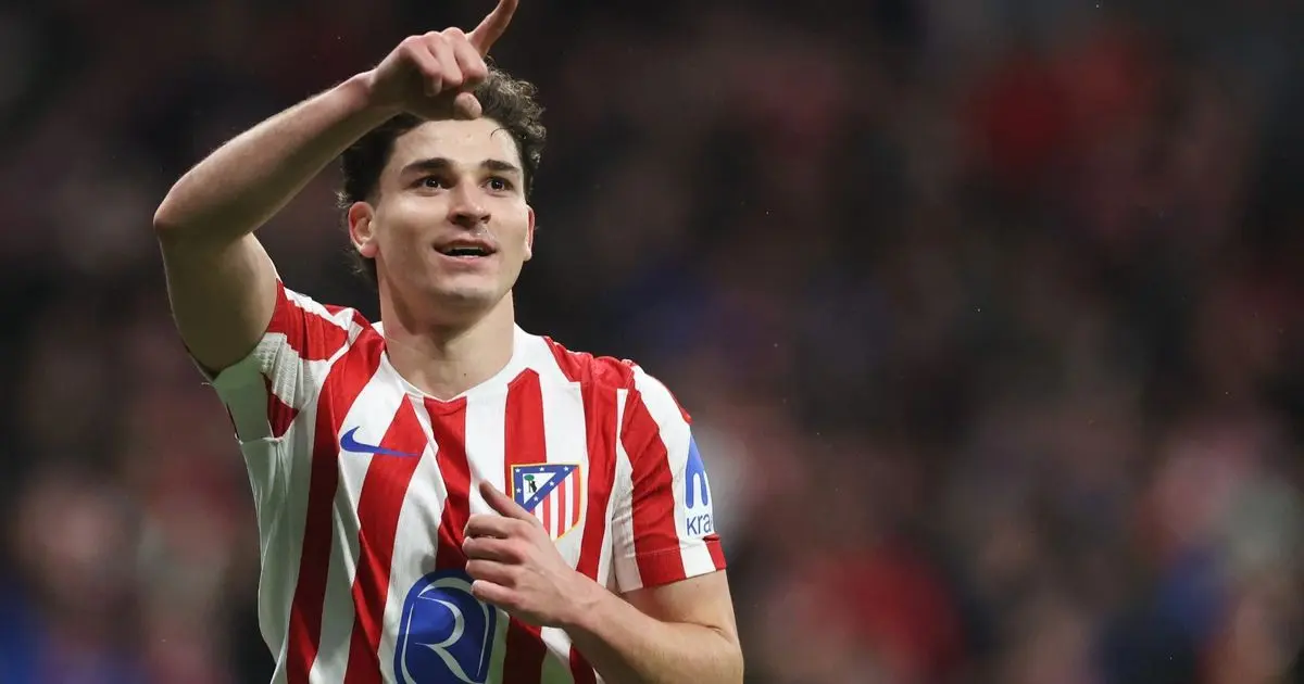 هل يقبل أتلتيكو مدريد بيع مهاجمه خوليان ألفاريز إلى برشلونة؟