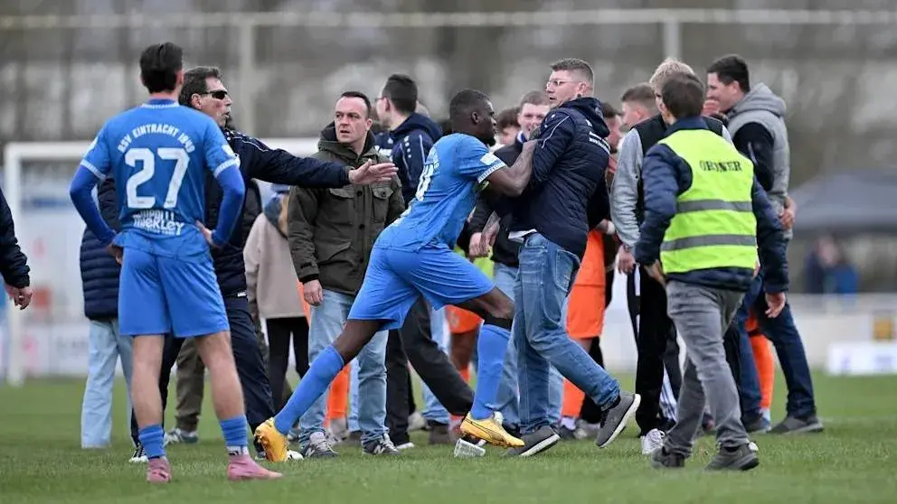 فوضى تُشعل نصف نهائي كأس براندنبورغ... والشرطة تتدخل