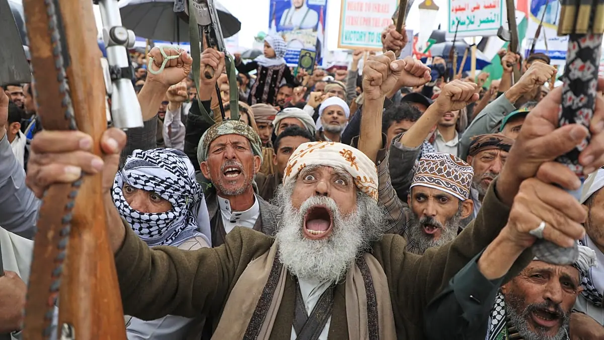 الحوثيون "يضغطون على الزناد".. جبهة اليمن تشتعل رسمياً مع دخول أنصار الله المعركة إلى جانب إيران!