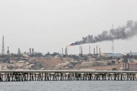 إيران تتهم الولايات المتحدة بـ "التفاوض علناً والتخطيط لهجوم بري سراً"، وإسرائيل تحذر من تسرب مواد خطرة بعد ضربة على موقع صناعي - BBC News عربي