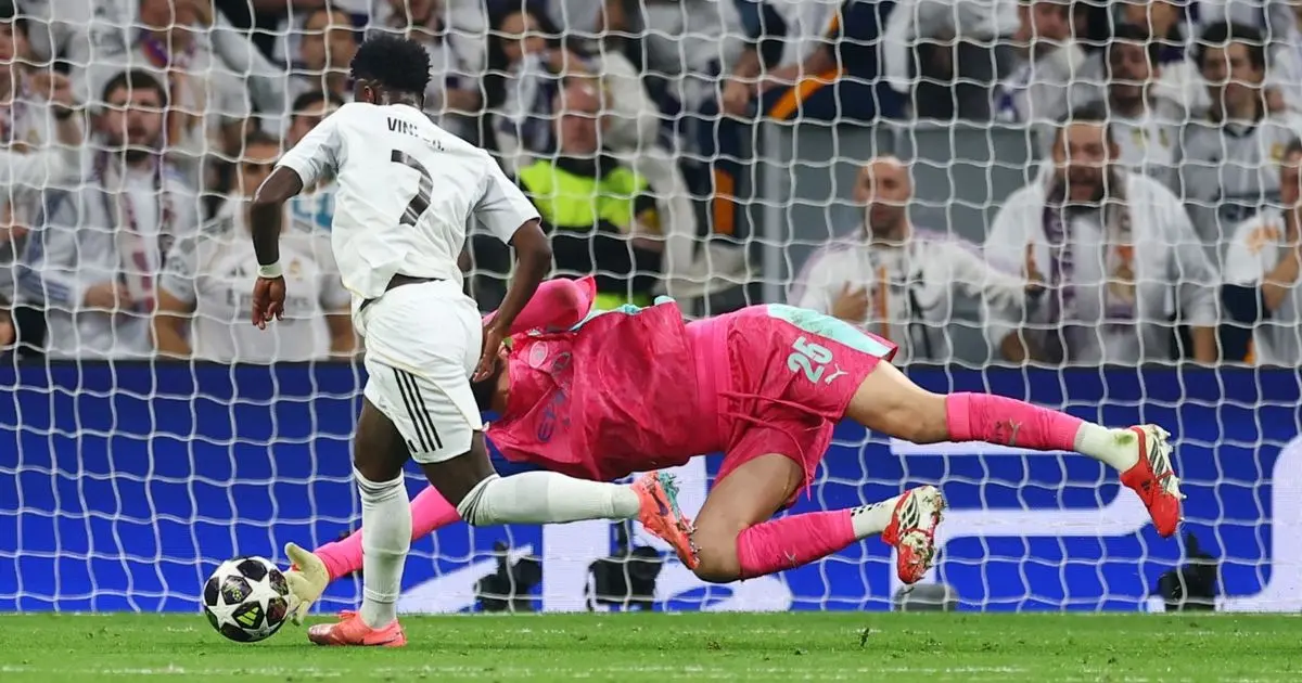 ماذا قال دوناروما لفينيسيوس قبل إهداره ركلة الجزاء؟