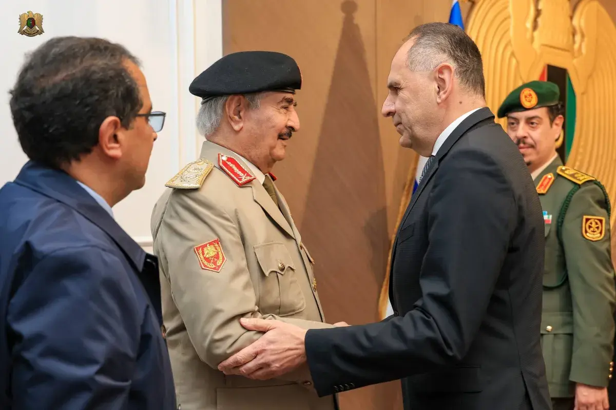 ليبيا: «الهجرة غير النظامية» تتصدر محادثات حفتر ووزير خارجية اليونان