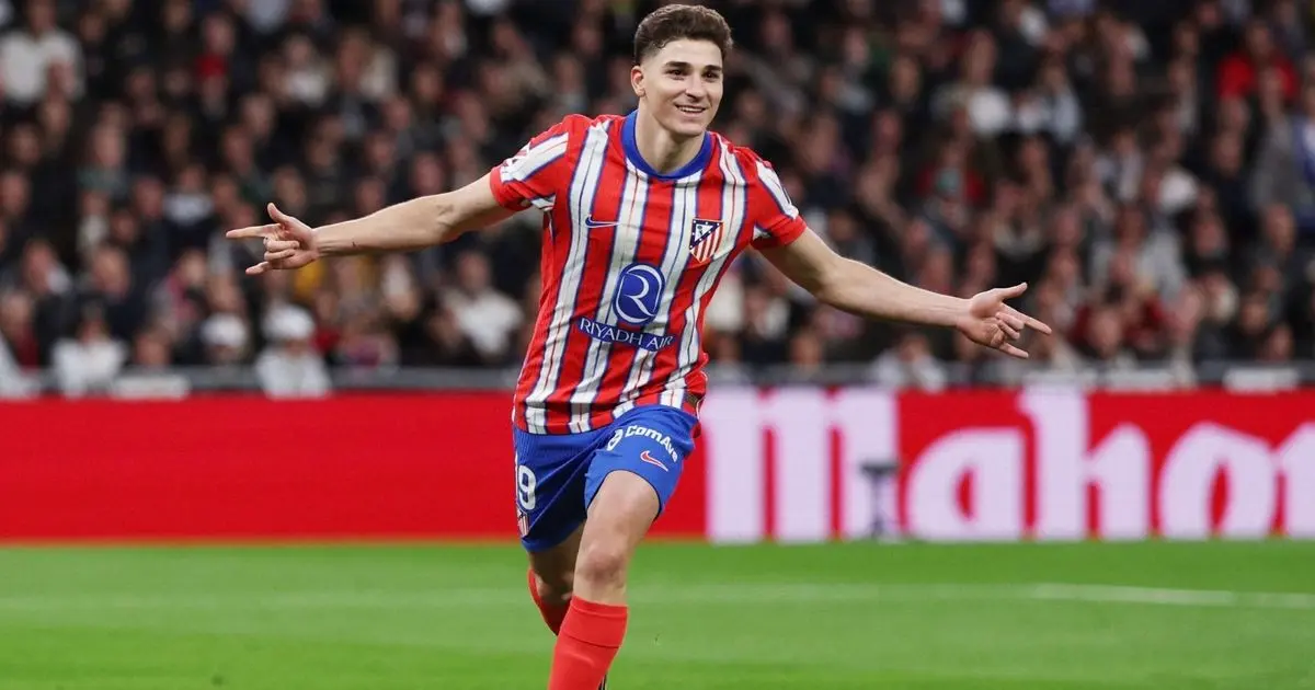 صفقة خوليان ألفاريز تتعقد وبرشلونة يميل إلى "الحل المضمون"