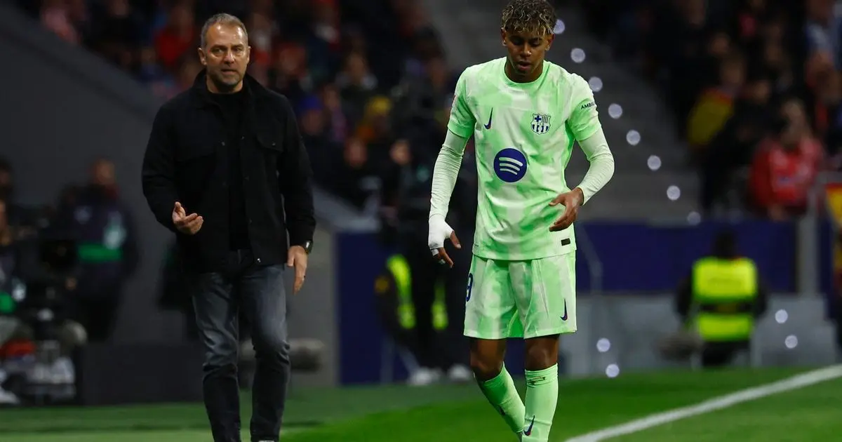 فليك يلمح لاستبعاد لامين يامال أمام إشبيلية ويرحب بعودة غافي