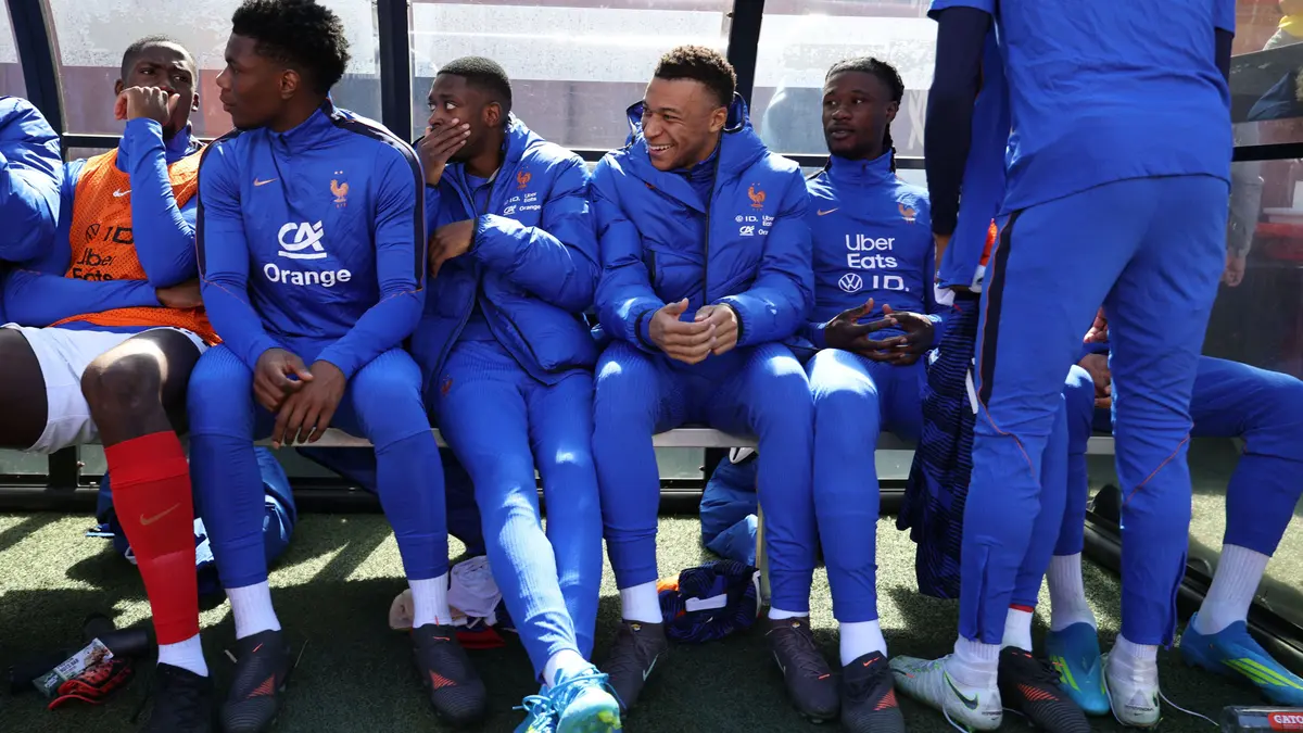 صورة.. وصلة ضحك بين مبابي وثنائي فرنسا على الدكة أمام كولومبيا