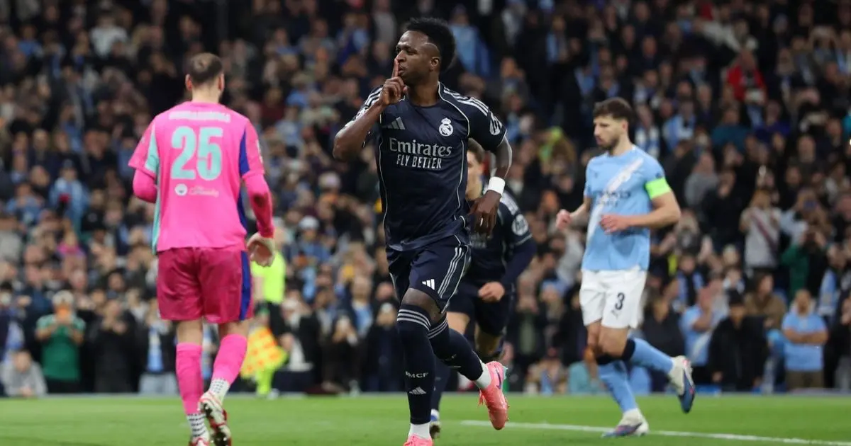 فينيسيوس يرد التحية لجماهير مانشستر سيتي بعد لافتة "البكاء"