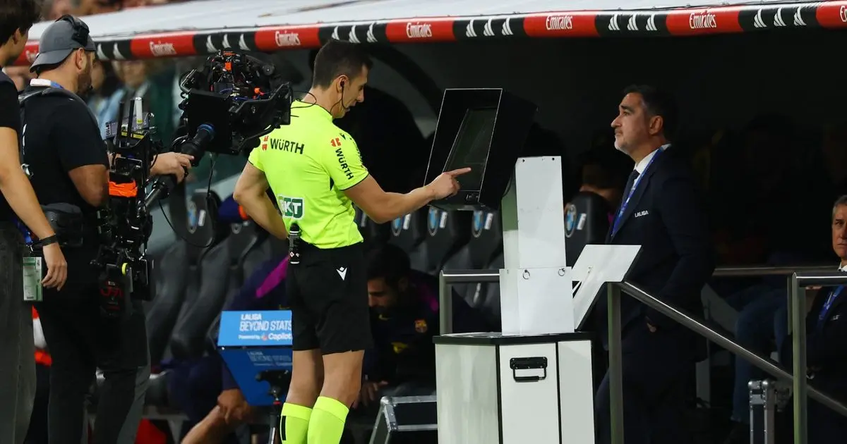 "يويفا" يتجه لتقييد استخدام تقنية VAR في كرة القدم الأوروبية