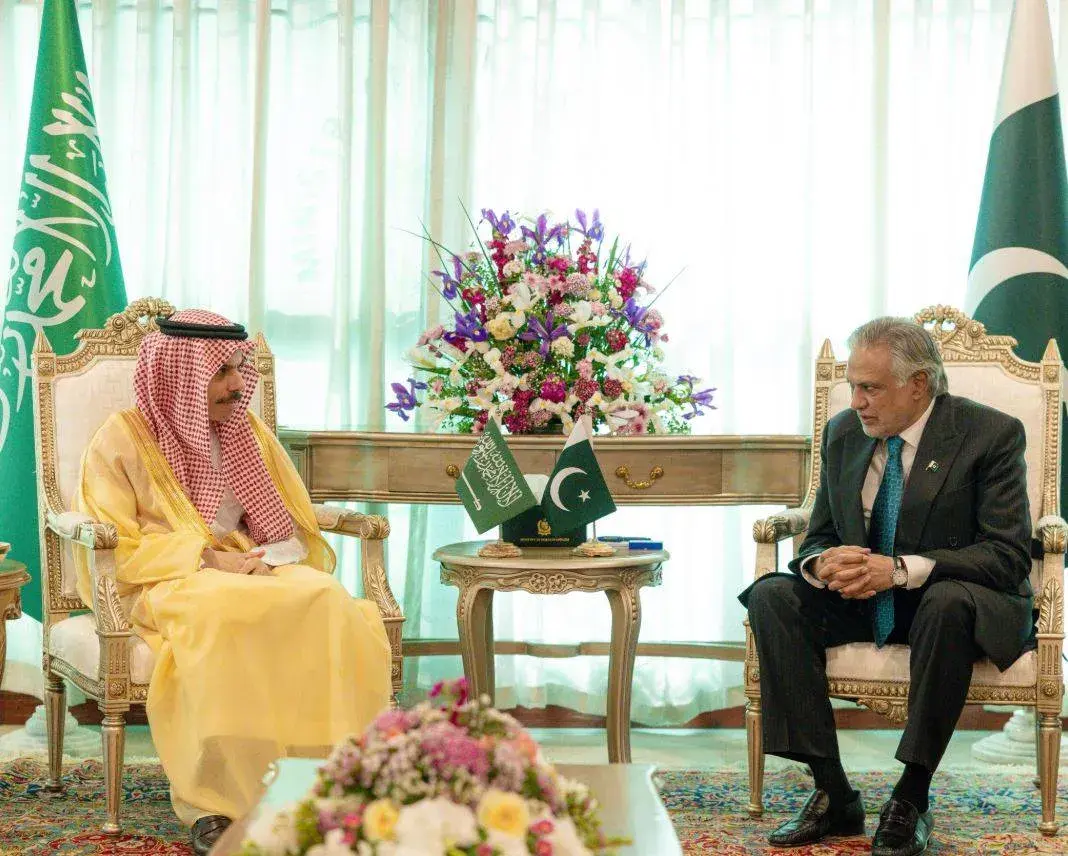 وزير الخارجية السعودي يلتقي نظيره الباكستاني على هامش «الوزاري الرباعي»