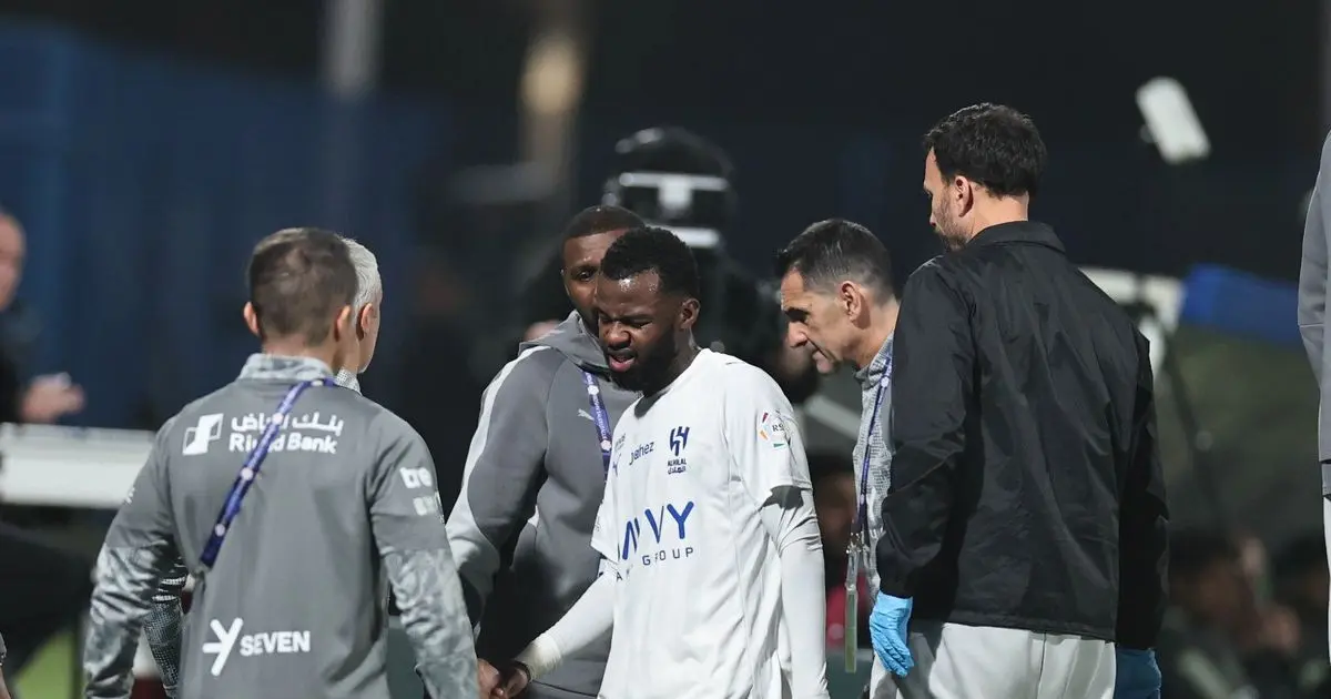 شاهد.. فرصة لبنزيما وإصابة تمبكتي في شوط أول سلبي بين الفتح والهلال