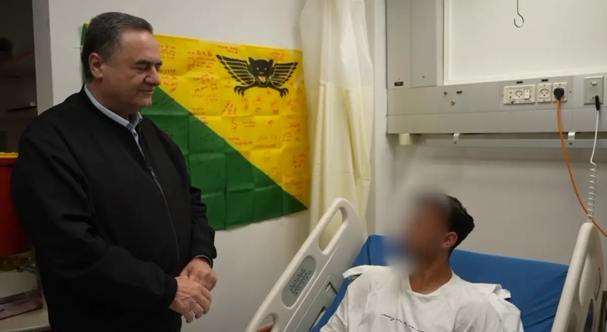 وزير الدفاع الإسرائيلي يزور جرحى معارك جنوب لبنان: لن نتوقف في إيران ولبنان (فيديو)