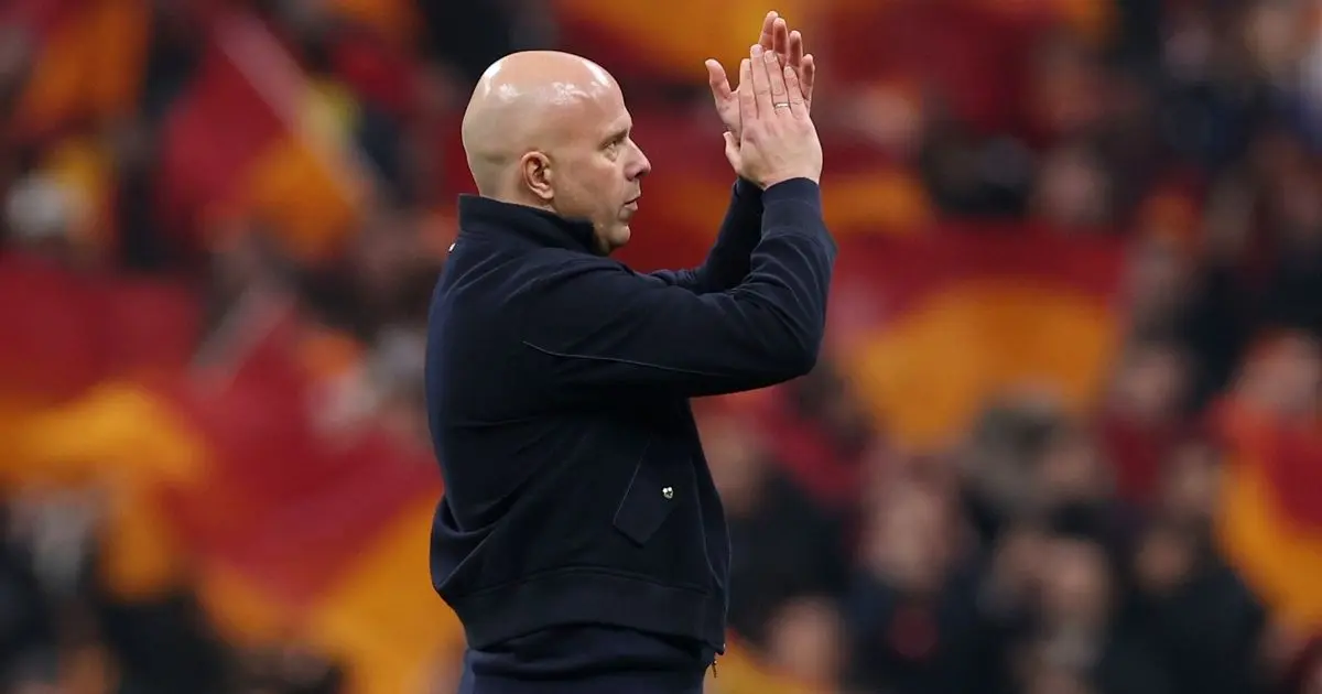 سلوت يلقي باللوم على هجومه وملعب غلطة سراي بعد خسارة ليفربول