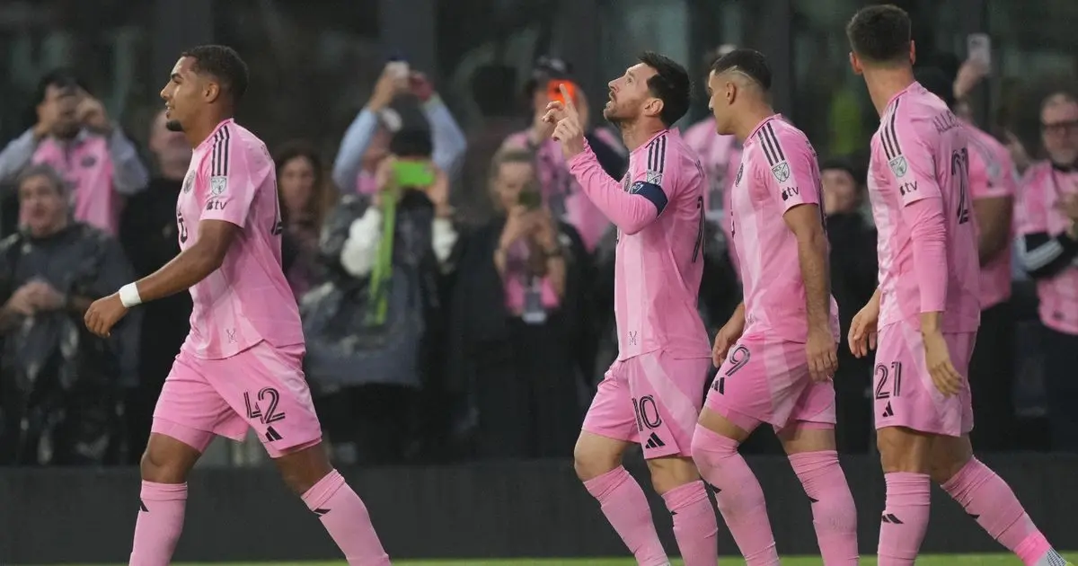 ليونيل ميسي ينضمّ إلى كريستيانو رونالدو في نادي الـ900 هدف