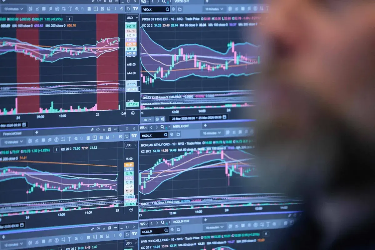 «مورغان ستانلي» تخفض تصنيف الأسهم العالمية لصالح «النقد» والسندات الأميركية