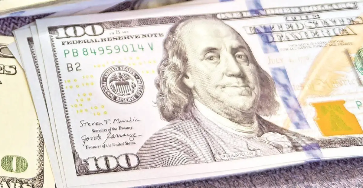 الدولار قرب أعلى مستوى في 10 أشهر