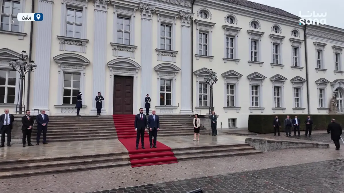 لحظة وصول موكب الرئيس الشرع والوفد الوزاري المرافق إلى قصر الرئاسة الألماني في برلين