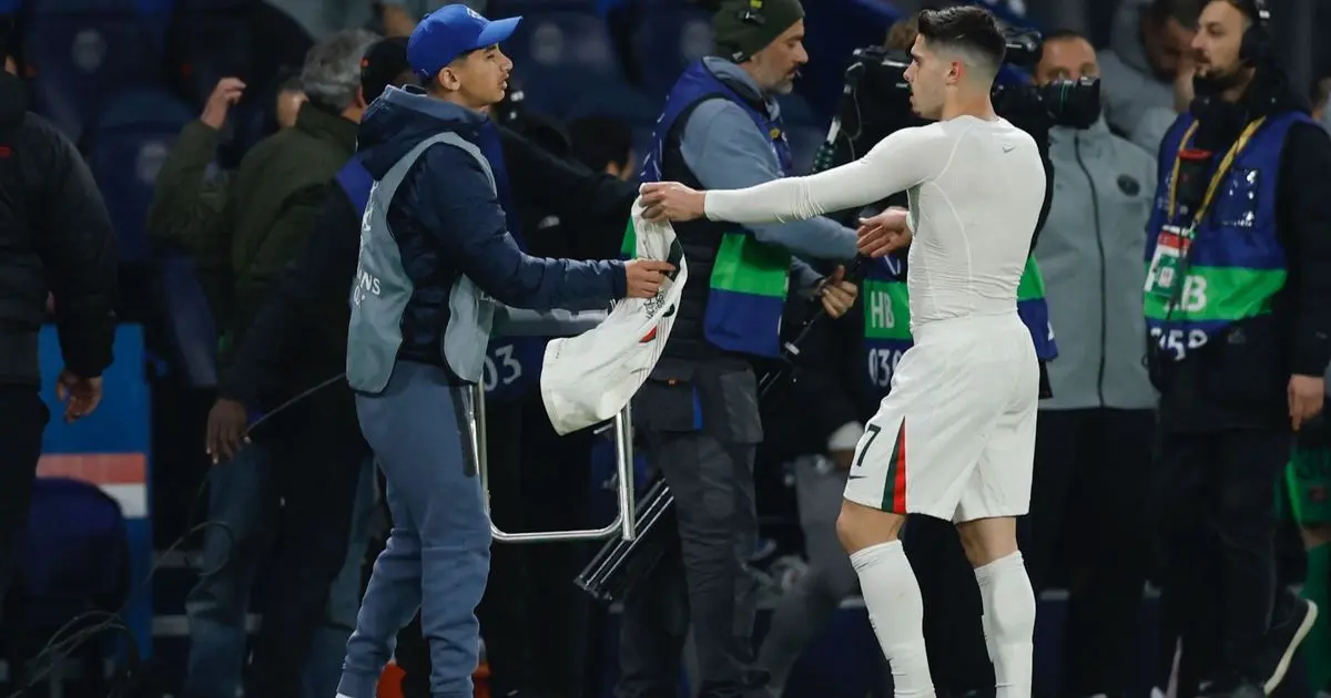 رغم اعتذاره.. بيدرو نيتو مهدد بعقوبات "يويفا" لدفعه جامع الكرات