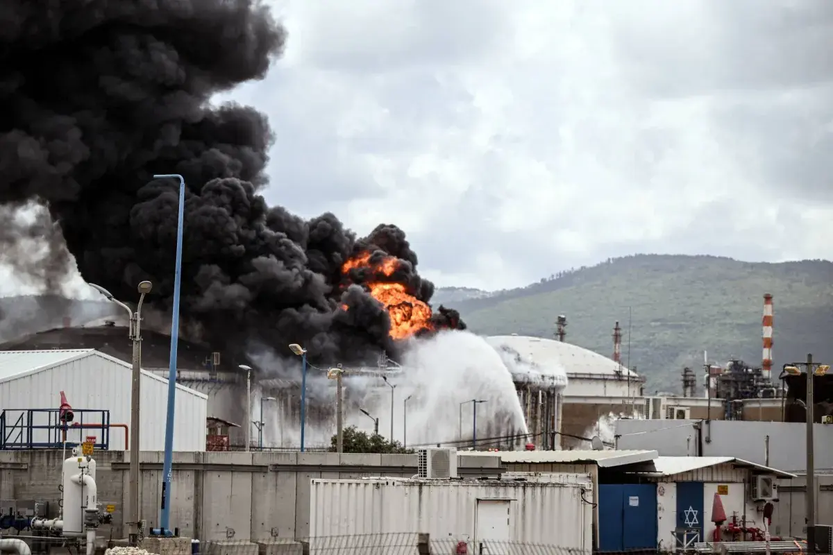 اندلاع حريق في مصفاة حيفا بعد هجوم صاروخي