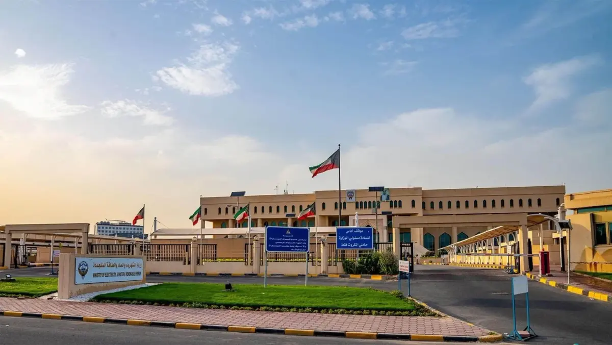 الكويت تعلن تضرر أحد مباني محطات الكهرباء وتقطير المياه جراء هجوم إيراني