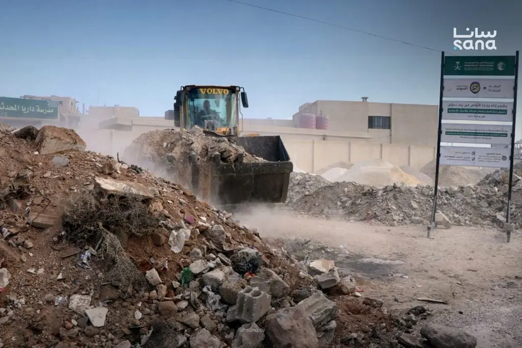 فرق الدفاع المدني تواصل عمليات إزالة الأنقاض في عدد من مناطق ريف دمشق