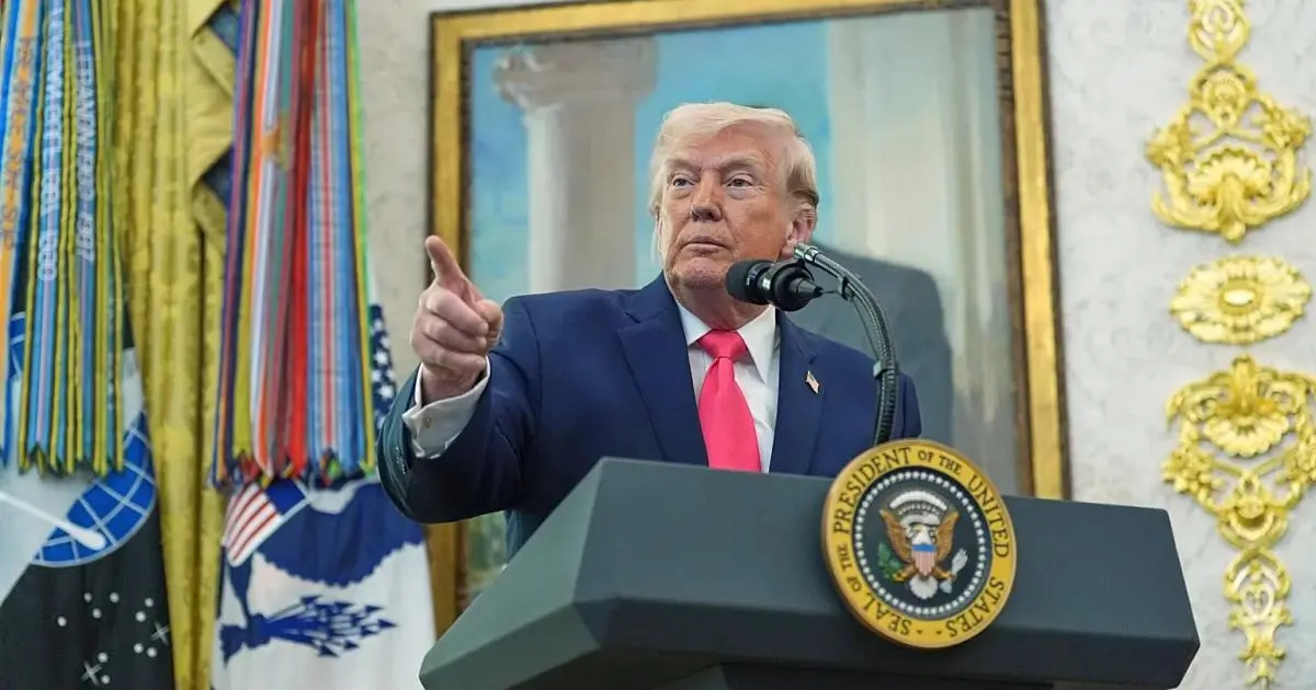 ترامب يهدد باستهداف نفط وكهرباء إيران إذا لم تفتح هرمز