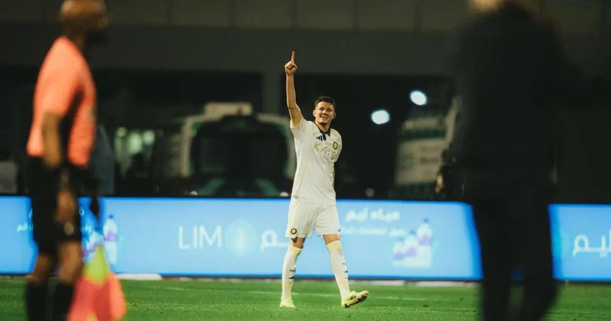 النصر يتقدّم على الخليج في الشوط الأول بهدف عبد الله الحمدان