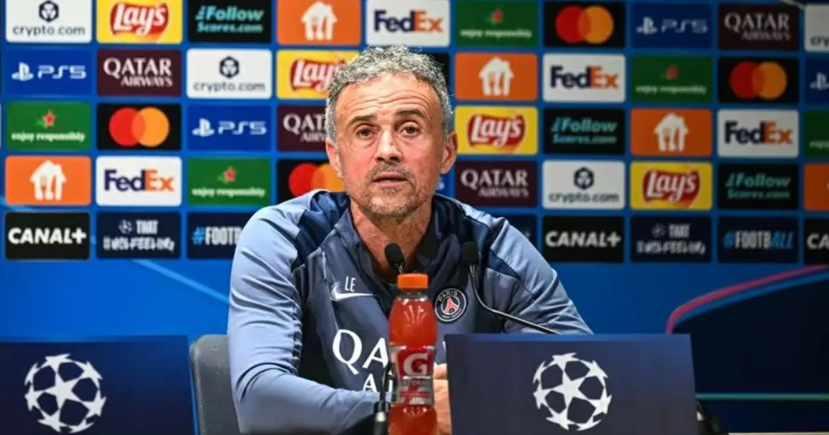 إنريكي مدرب سان جيرمان "يراوغ" تشيلسي في المؤتمر الصحفي