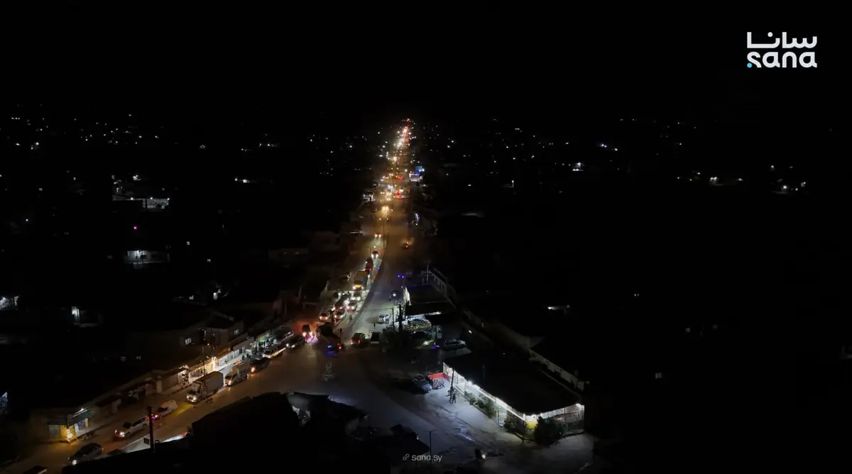 إنارة الطريق الرئيسي في مدينة الأتارب ضمن حملة "الأتارب بتستاهل"