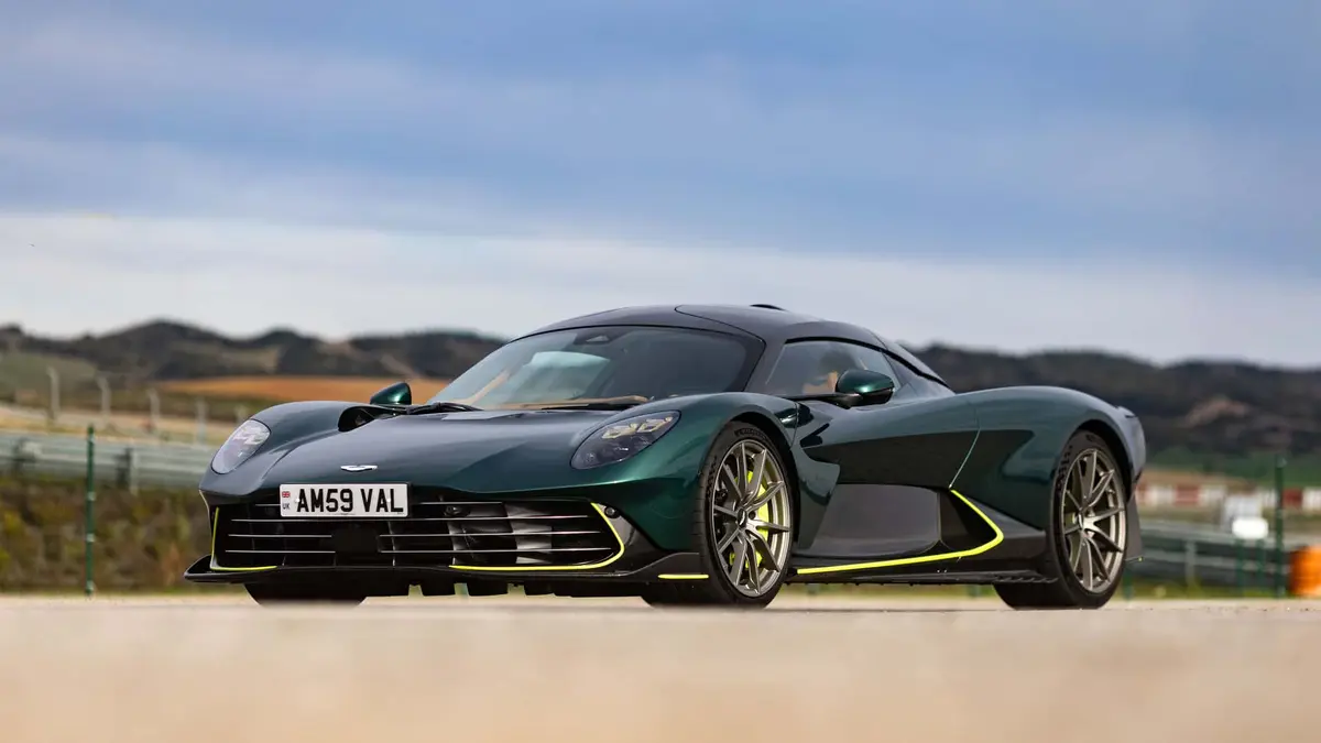 أستون مارتن فالهالا تزهو بزخم 1064 حصان