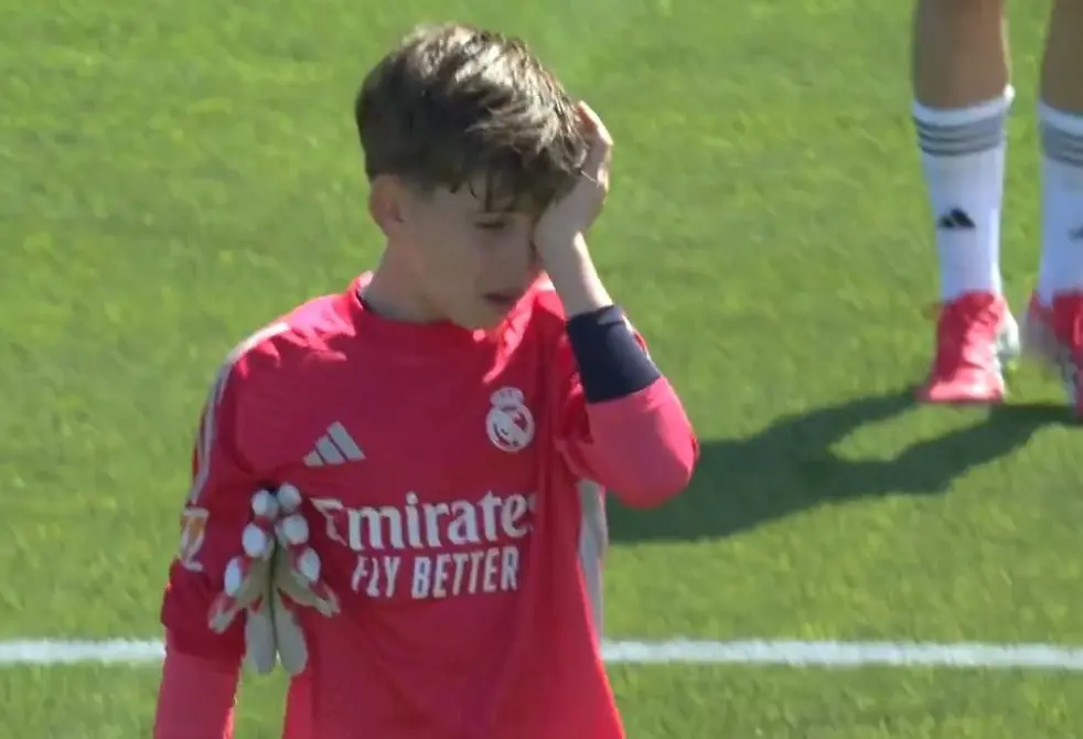 بكاء نجل الأسطورة كاسياس بسبب خطأ أمام برشلونة (فيديو)