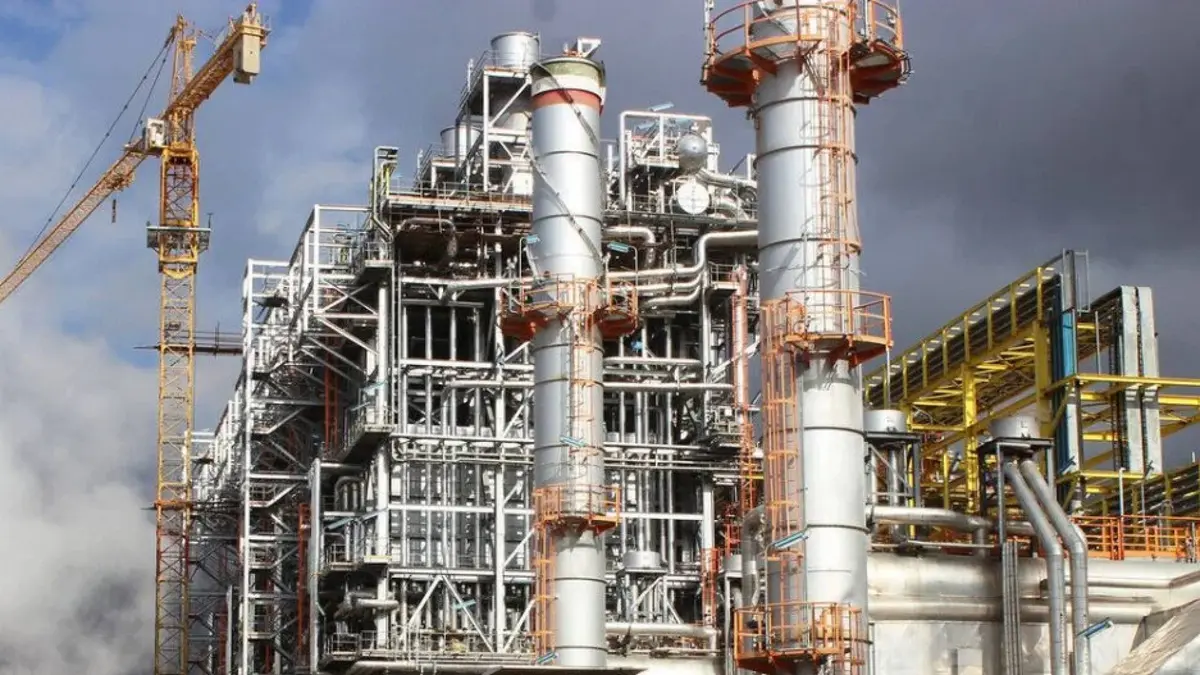 اندلاع حريق جراء استهداف مصنع للبتروكيماويات في مدينة تبريز شمال غربي إيران