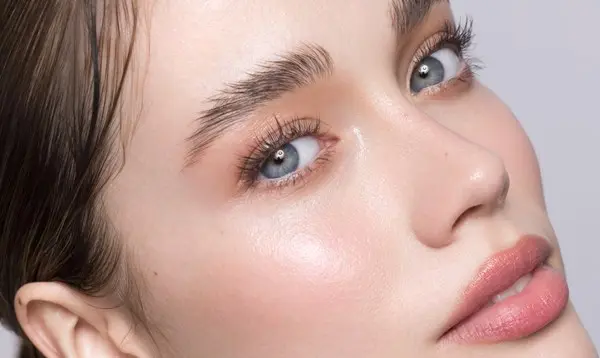 زهرة الخليج - أحدث صيحات مكياج العيون الرمادية وتأثيراتها في إطلالات 2026