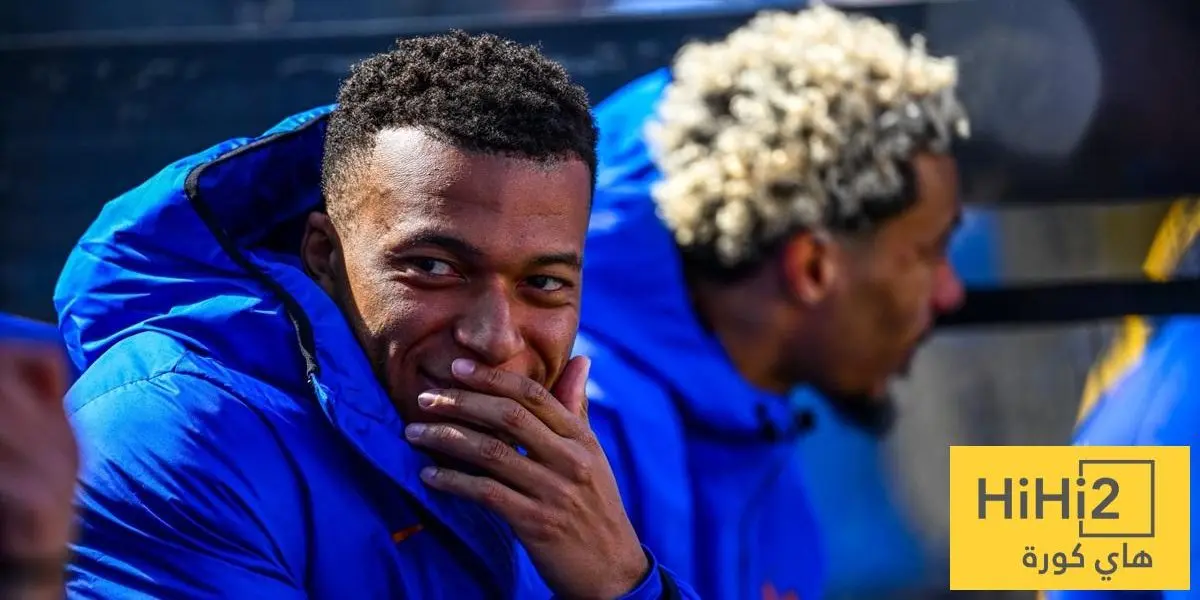 صور: مبابي يجد طريقة لتسلية زملاءه على مقاعد البدلاء