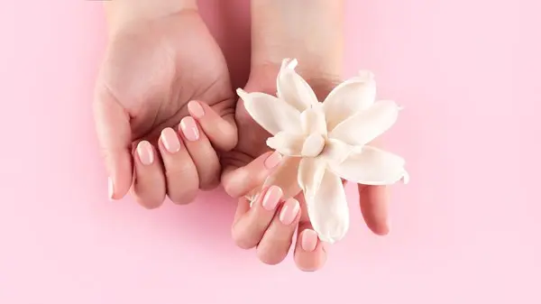 زهرة الخليج - أظافر «Whisper Nails».. أسلوب بسيط أصبح قمة في الأناقة